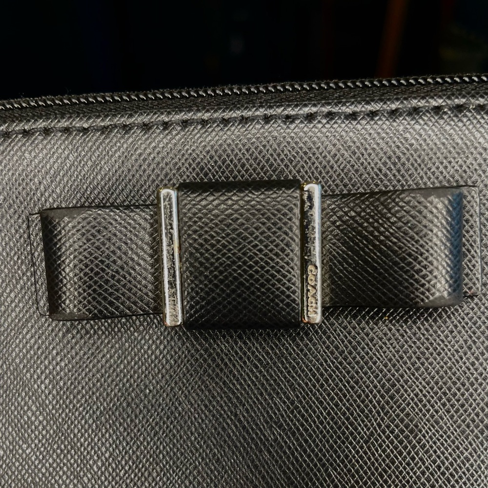 Adorable Coach leather bow wristlet - Picture 3 of 8